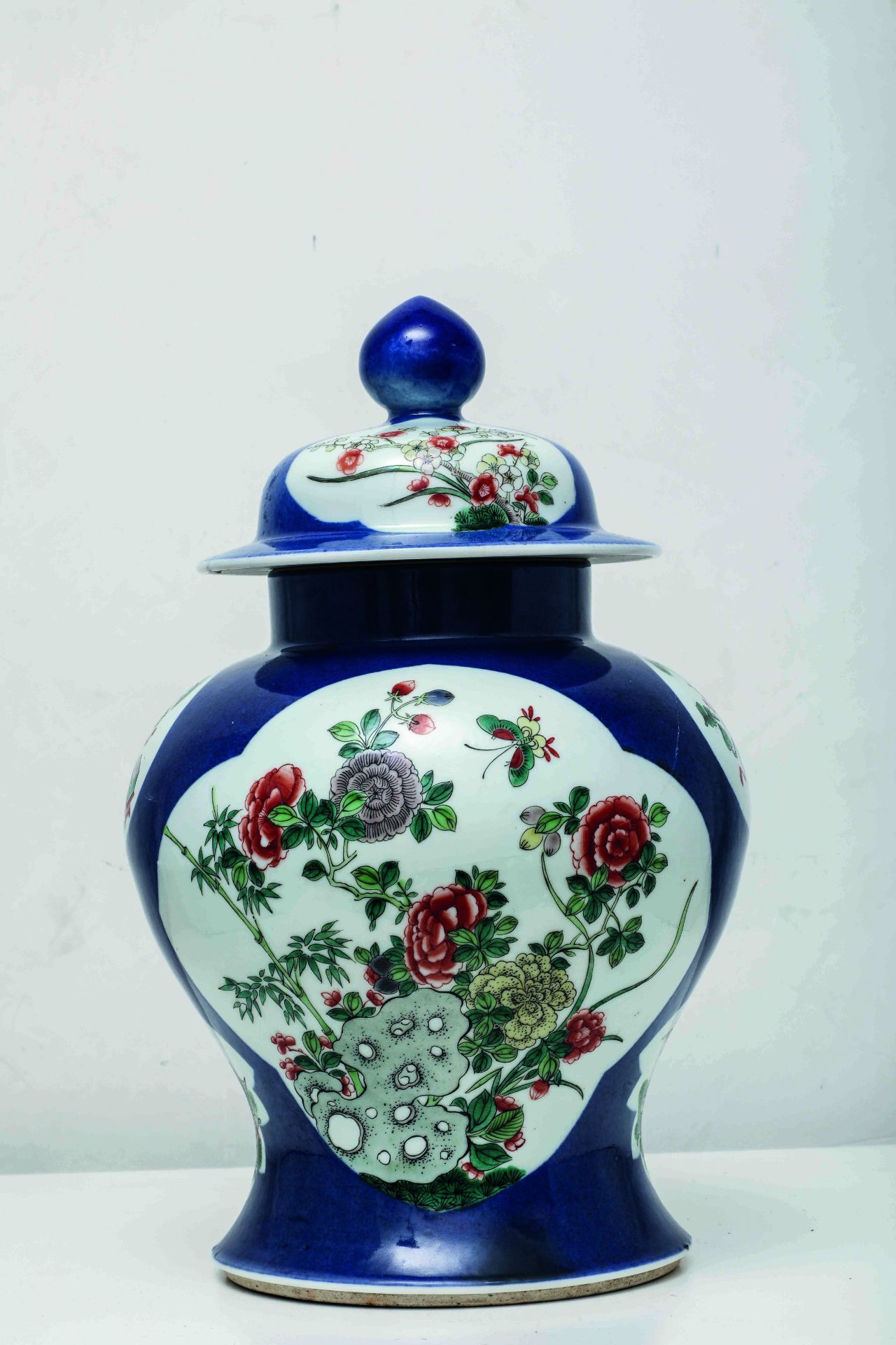 Potiche, couverte en porcelaine blanche, sur fond bleu, cobalt en négatif, décoré en réserve - Bild 5 aus 11