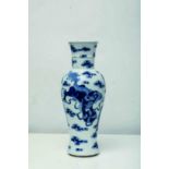 Vase balustre en porcelaine blanche, décoré en bleu cobalt, sous couverte de Kilins sur fond parsemé