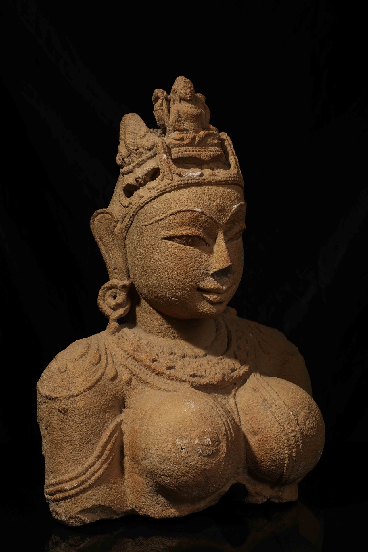 Buste de Prajnaparamita, forme féminine de Boddhisattva, à la beauté juvénile, figurée torse nu, - Image 3 of 9