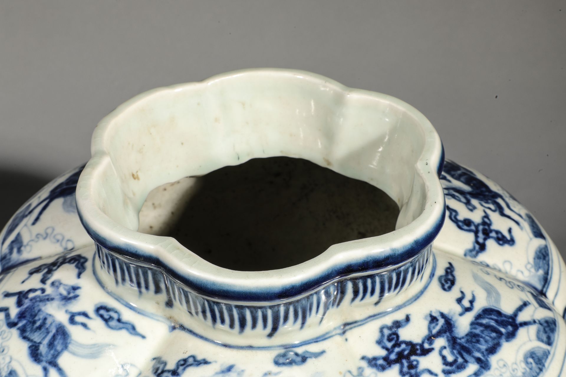 Pot à panse polylobée en porcelaine blanche décorée en porcelaine bleu cobalt sous couverte de - Bild 3 aus 5