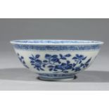 Coupe en porcelaine blanche, décorée en bleu cobalt sous couverte de motifs floraux et de frise