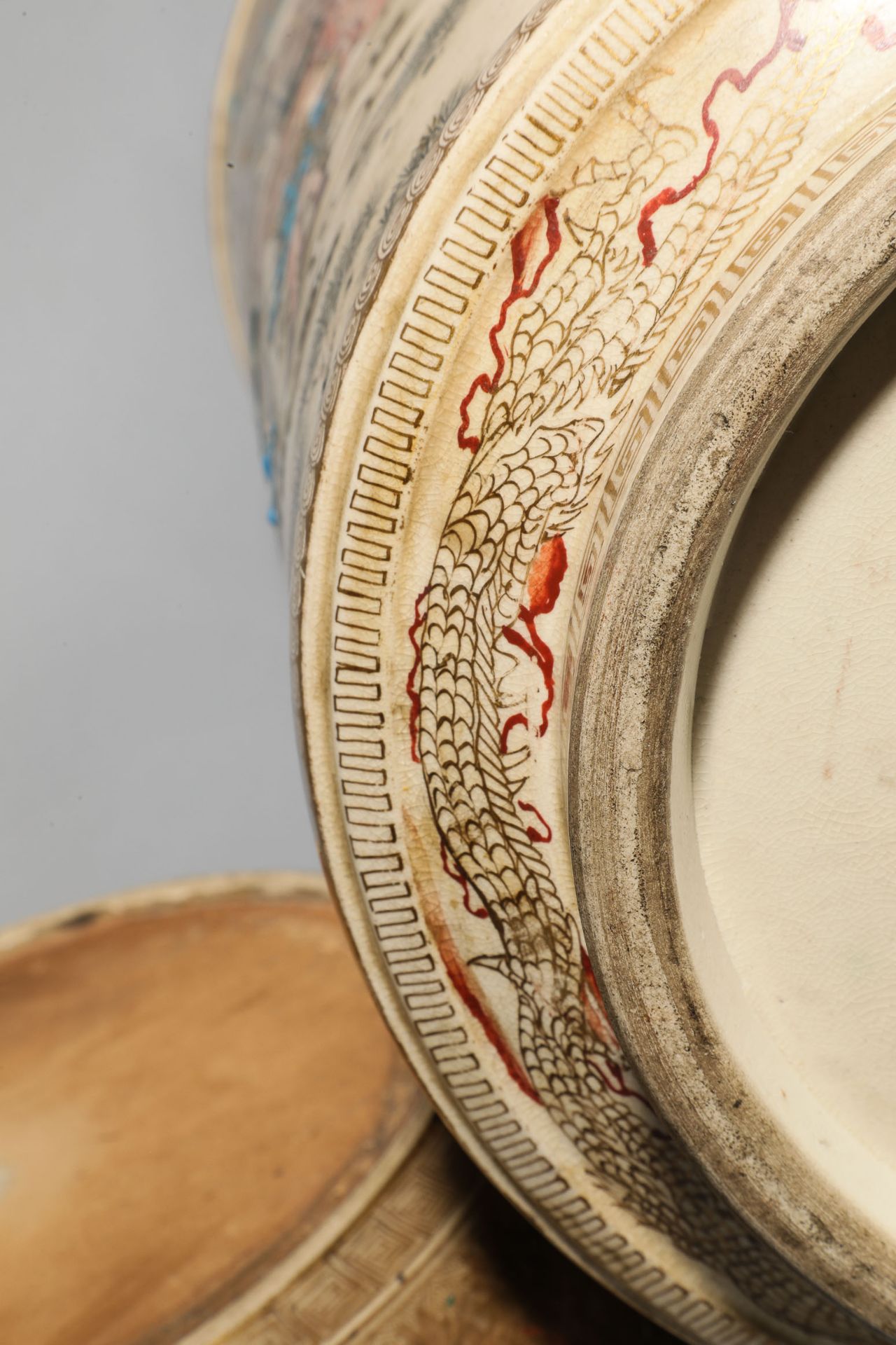 Vase cylindrique sur piètement séparé, en faïence de Satsuma décoré en émaux polychrome et rehauts - Bild 9 aus 9