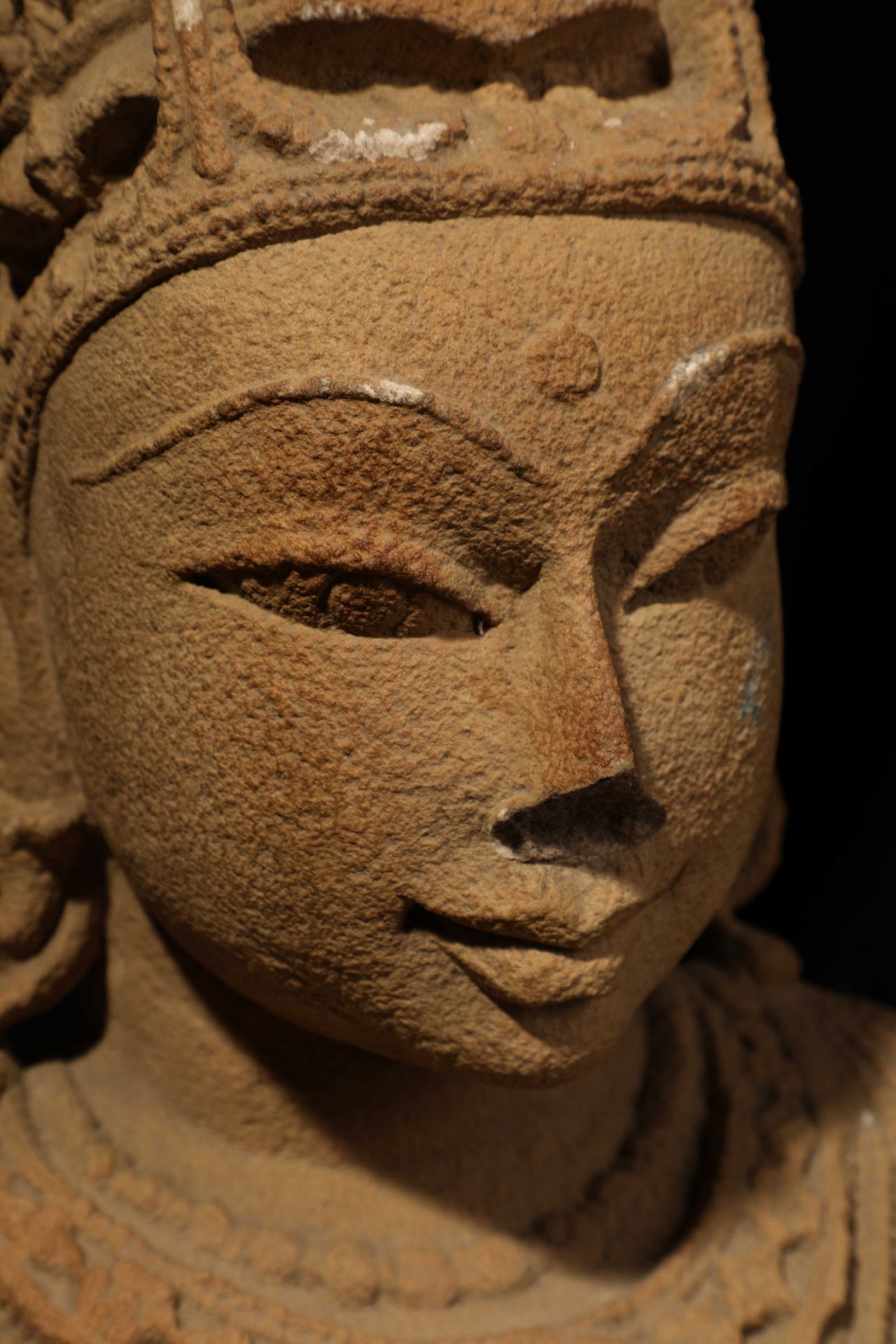 Buste de Prajnaparamita, forme féminine de Boddhisattva, à la beauté juvénile, figurée torse nu, - Bild 2 aus 9