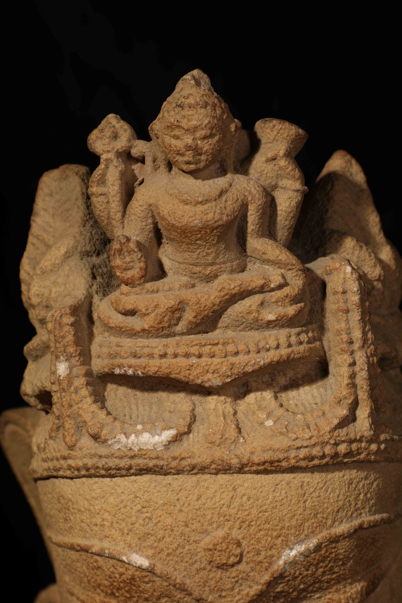 Buste de Prajnaparamita, forme féminine de Boddhisattva, à la beauté juvénile, figurée torse nu, - Bild 7 aus 9