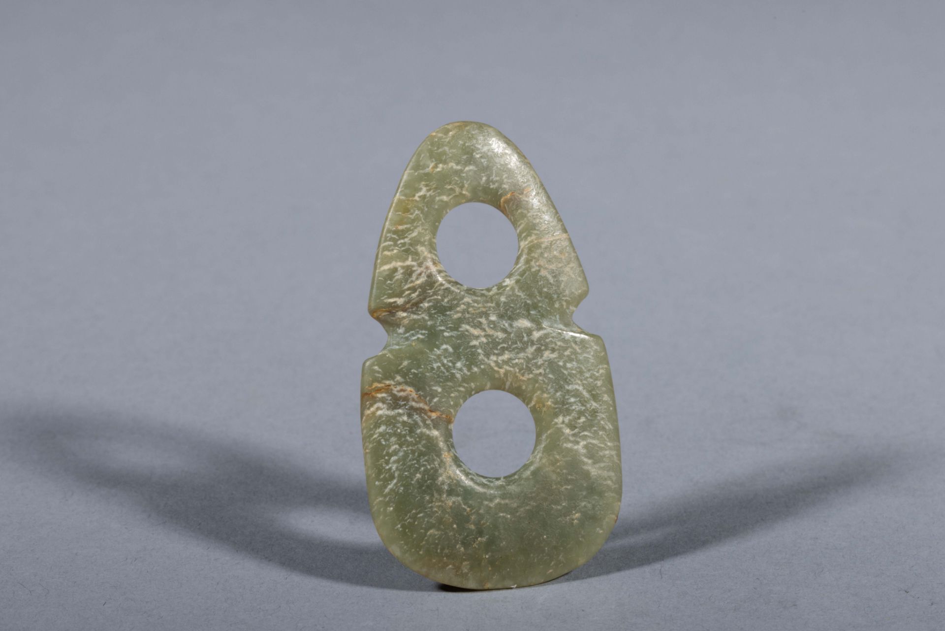 Objet rituel, formant un « 8 » double « Bi » Jade céladon, tacheté de blanc crémeux Chine Culture - Bild 2 aus 8