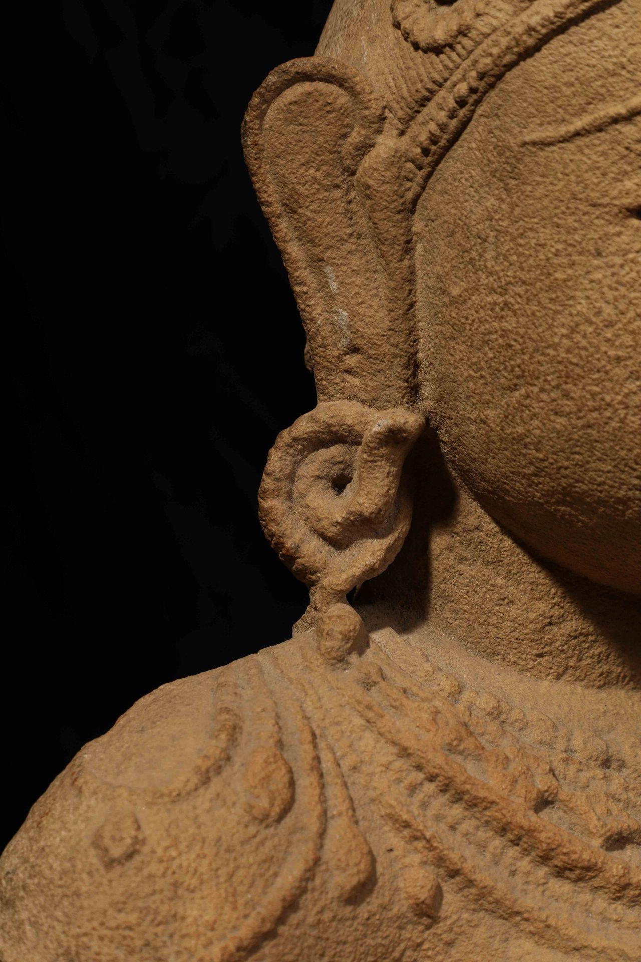 Buste de Prajnaparamita, forme féminine de Boddhisattva, à la beauté juvénile, figurée torse nu, - Image 8 of 9