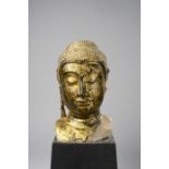 Buste de Buddha à l'expression sereine, les yeux mi clos préconisant le regard à l'intérieur de soi,