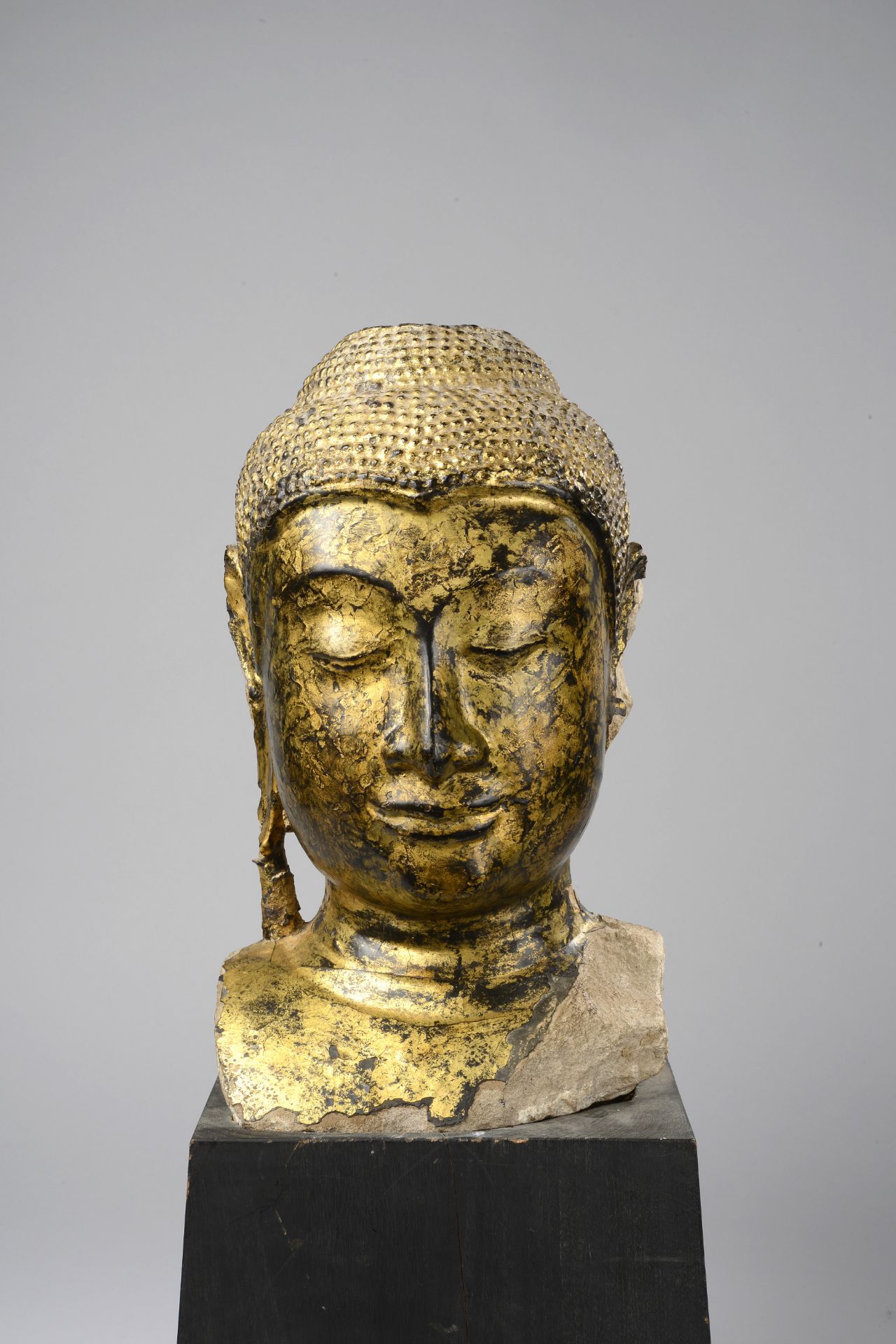 Buste de Buddha à l'expression sereine, les yeux mi clos préconisant le regard à l'intérieur de soi,