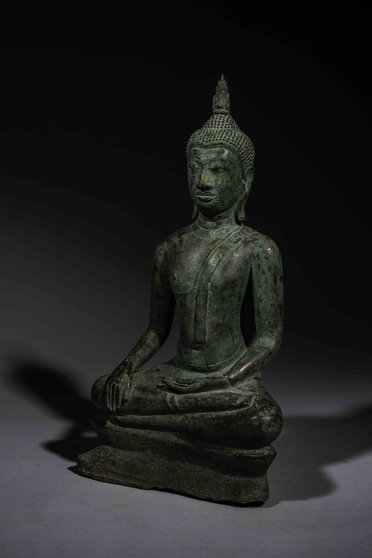 Buddha Maravijaya assis en bumishparshamudra et virasana vêtu de la robe monastique utarasanga - Bild 3 aus 4