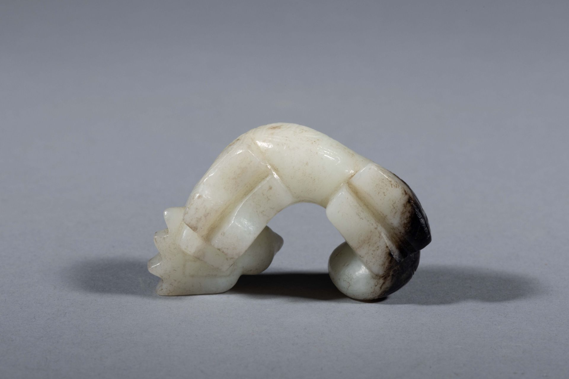 Animal, chimérique, lové Jade blanc et noir Chine Période, des Zhou de l’Ouest 11eme siècle à 770, - Bild 6 aus 9