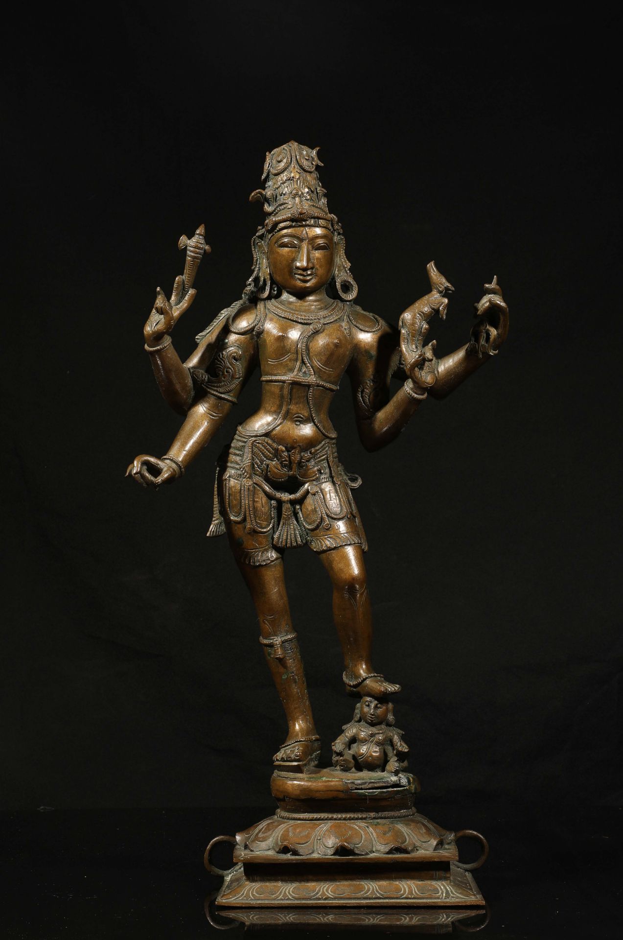 Shiva figuré debout sur un socle à lotus, sous une forme à quatre bras tenant les attributs