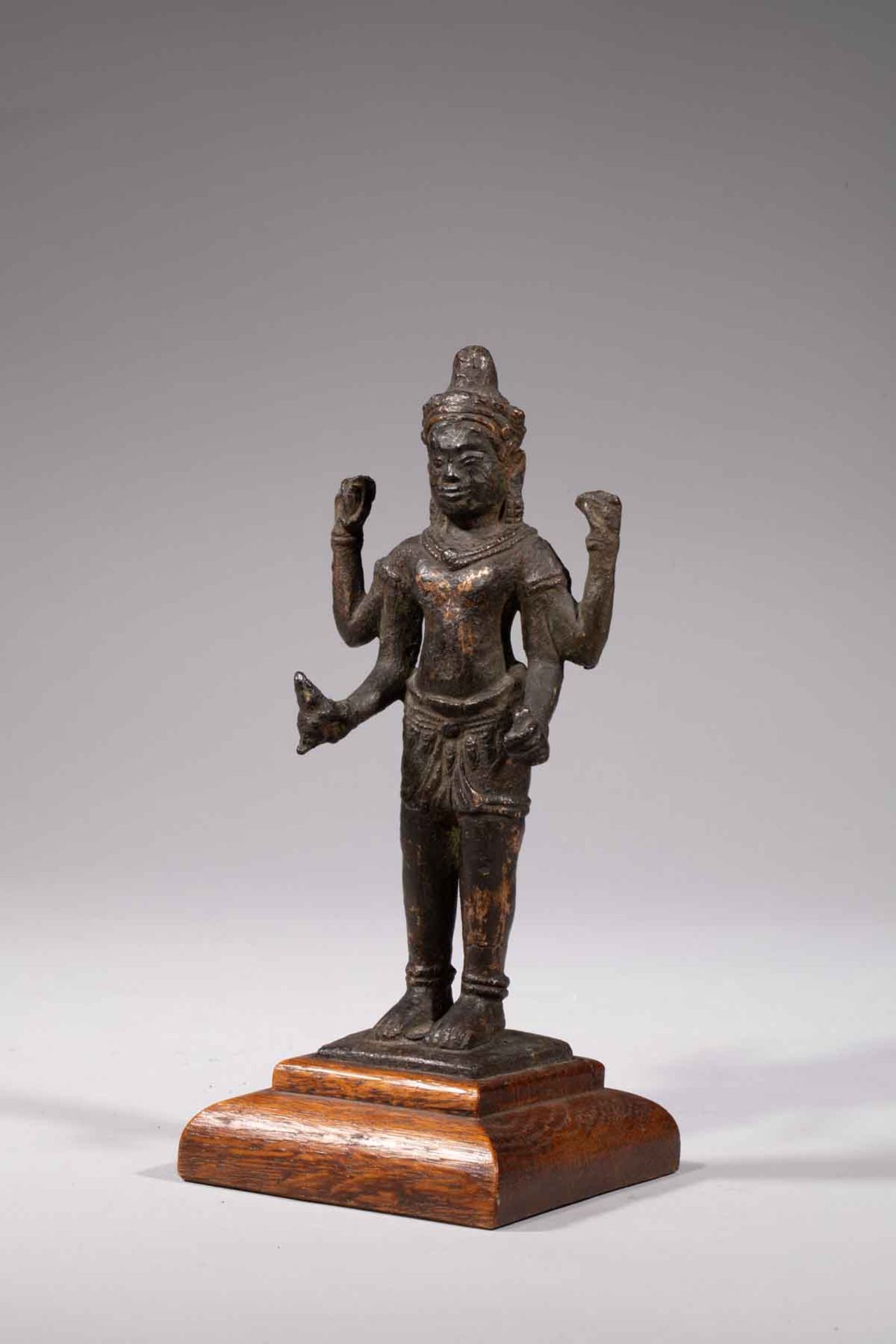 Vishnu debout dans une posture hiératique , sous une forme à 4 bras , coiffé d’une tiare , paré de - Bild 4 aus 5