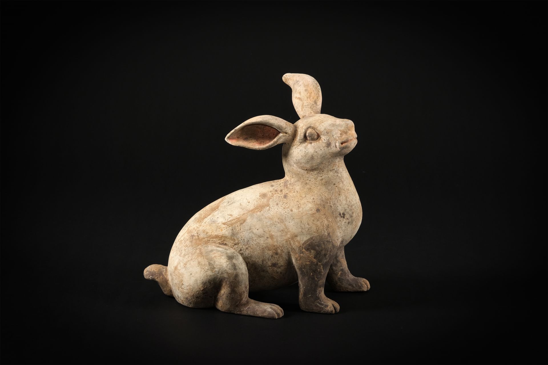 Figuration d'un lapin Terre cuite à trace d’engobe blanc et de polychromie Chine Dynastie Han 206