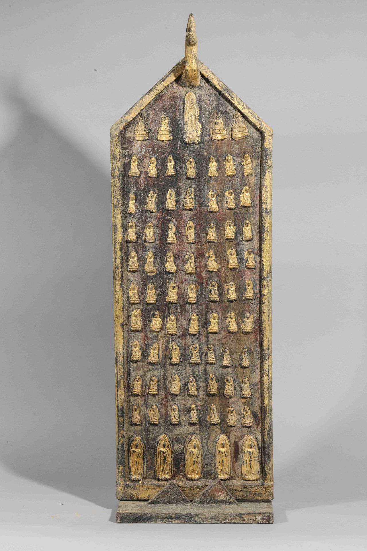 Tablette votive sculptée de nombreux médaillons de Buddhas appliqués Bois partiellement doré