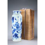 Vase cylindrique en porcelaine blanche, décoré en bleu cobalt, sous couverte d’une scène légendaire,