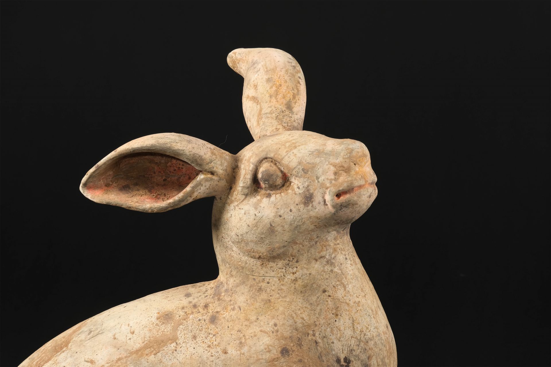 Figuration d'un lapin Terre cuite à trace d’engobe blanc et de polychromie Chine Dynastie Han 206 - Bild 2 aus 8