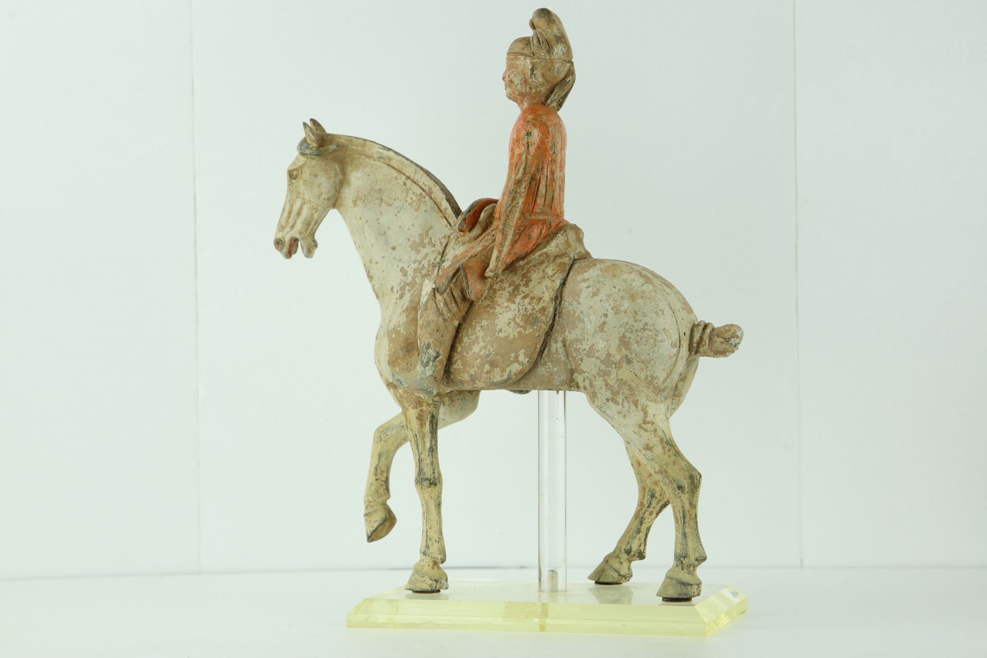 Paire de cavaliers, masculin - féminin, la dame de cour vêtue d’une longue tunique à large manche et - Image 9 of 14