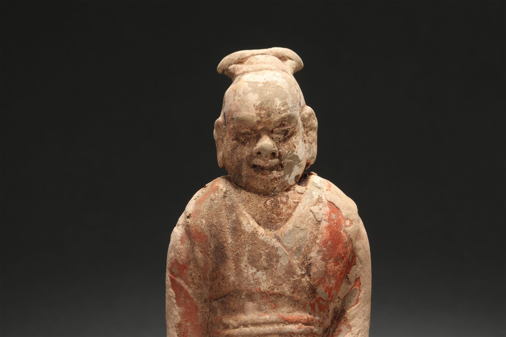 Fantassin vêtu d’une longue tunique et d’un pantalon, portant un bouclier Chine Dynastie Wei du nord - Image 3 of 9