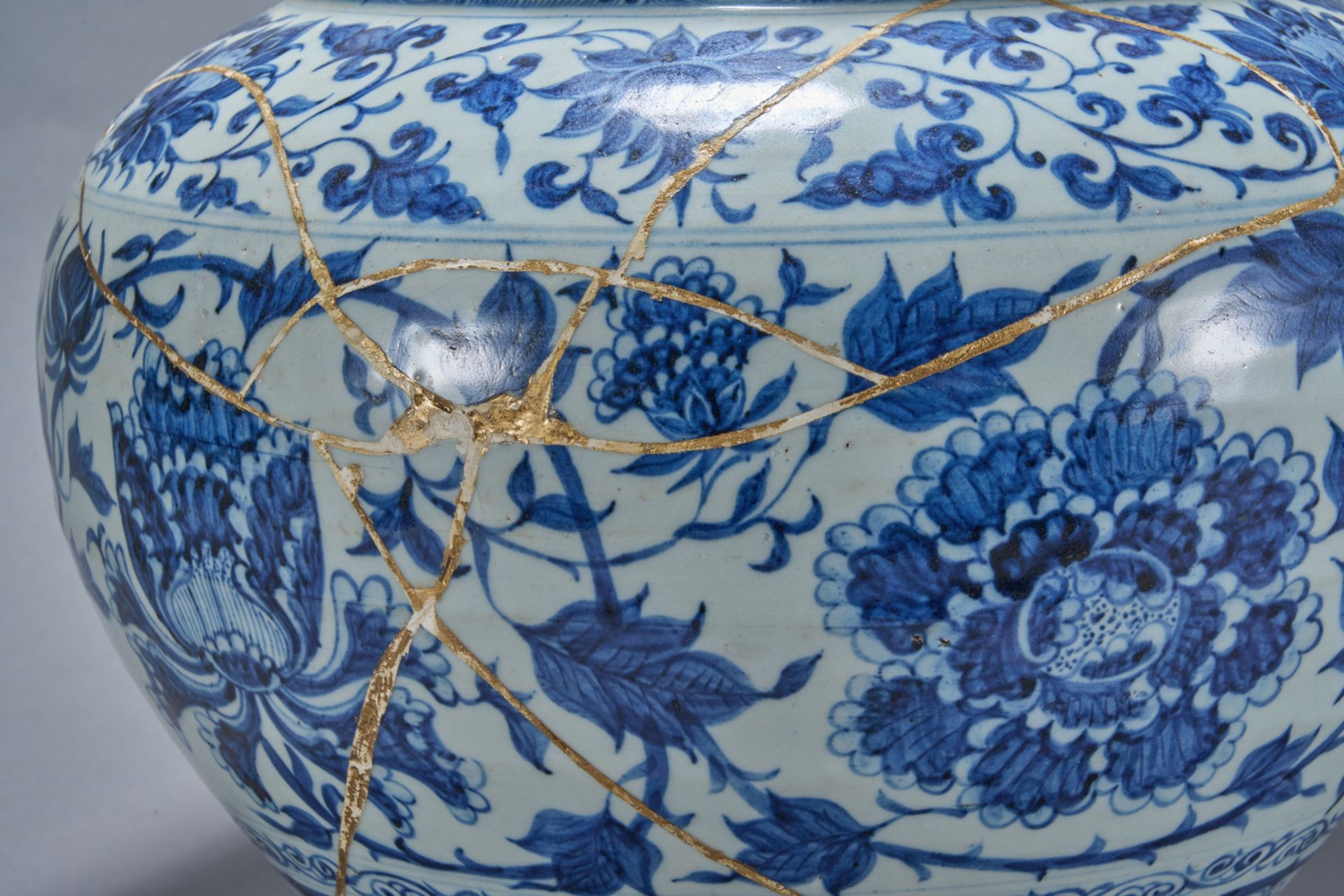 Jarre en porcelaine blanche, décoré en bleu cobalt, sous couverte de guirlandes de pivoines - Image 7 of 11