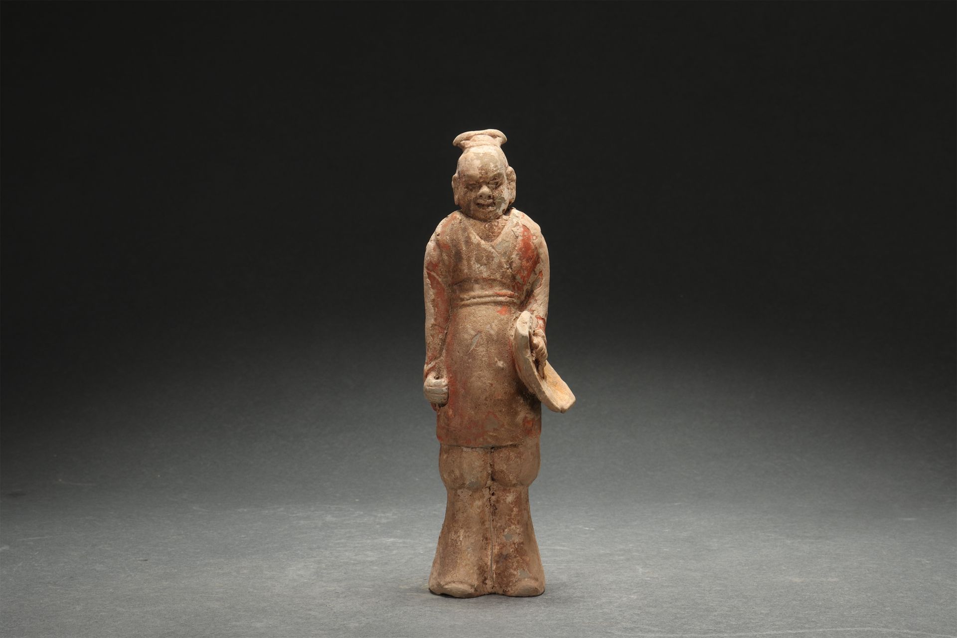 Fantassin vêtu d’une longue tunique et d’un pantalon, portant un bouclier Chine Dynastie Wei du nord - Image 2 of 9