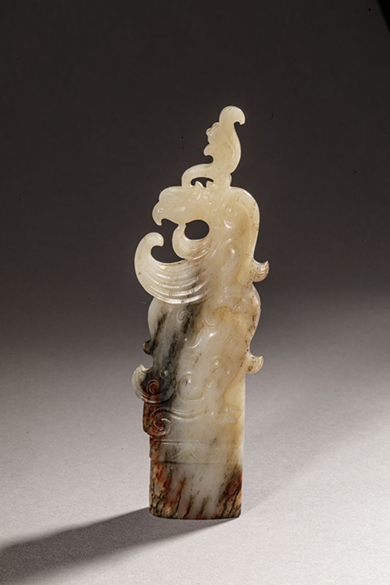 Pommeau à composition zoomorphe à tête de rapaces et motifs archaïques Jade miel et ambre Chine