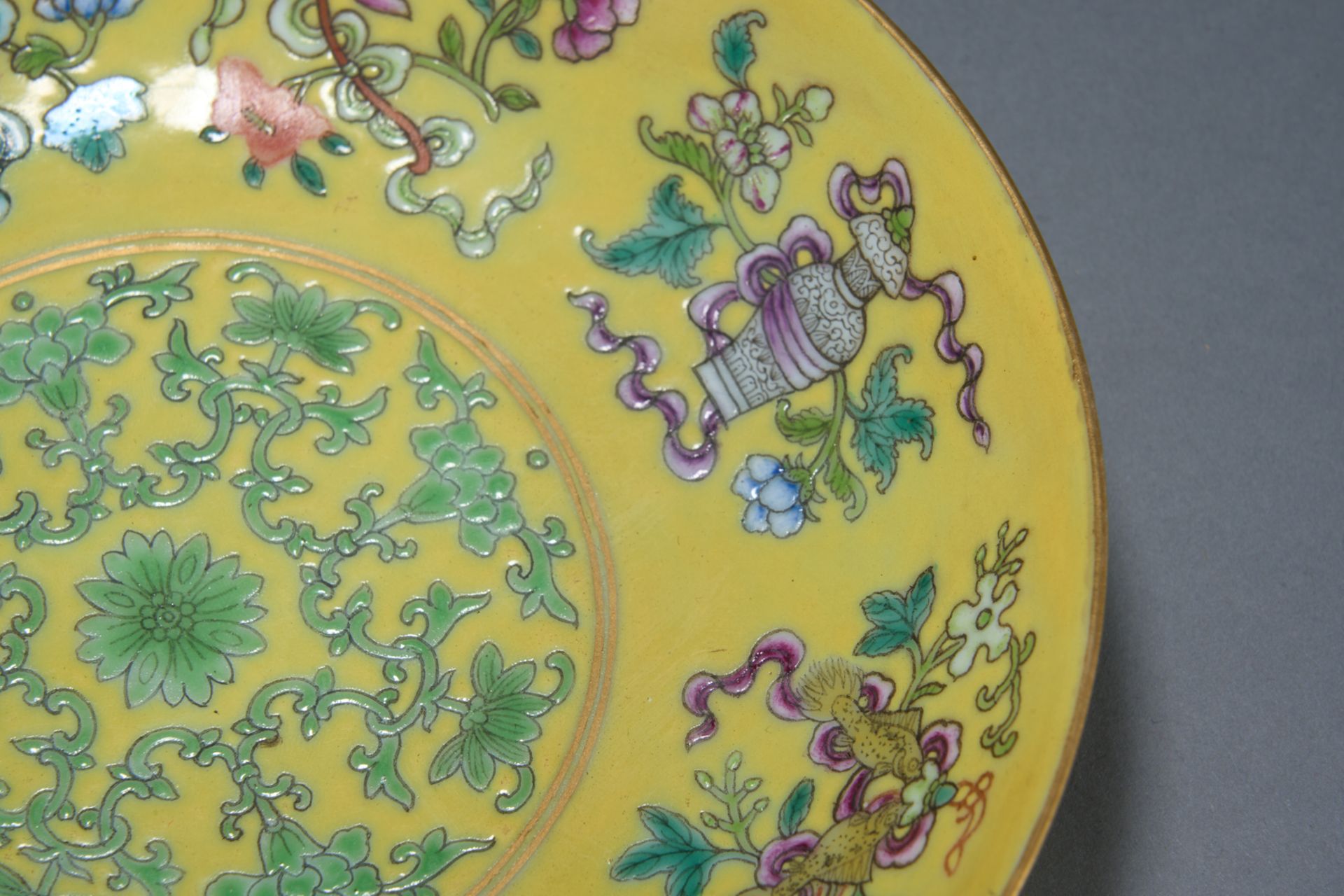Paire de plats en porcelaine de la famille rose décorés en émaux polychromes sur couverte monochrome - Bild 9 aus 10