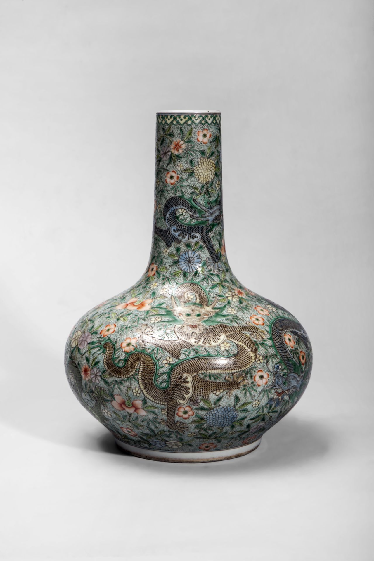 Flacon à large panse en porcelaine polychrome décoré de dragons impériaux sur fond floral Chine