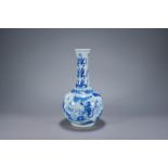 Vase flacon à panse globulaire et au col en porcelaine blanche, décoré en bleu cobalt sous