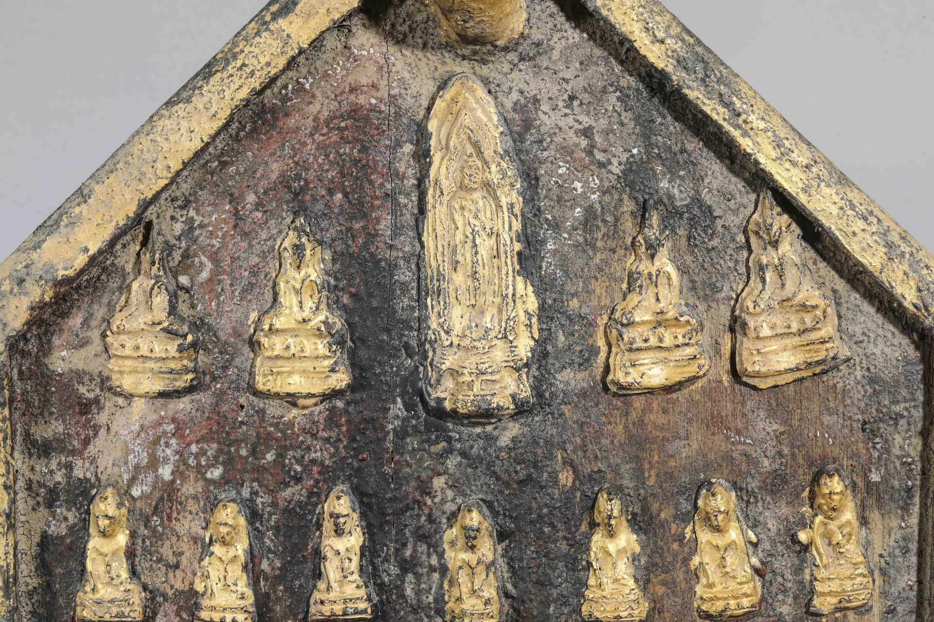 Tablette votive sculptée de nombreux médaillons de Buddhas appliqués Bois partiellement doré - Bild 2 aus 4