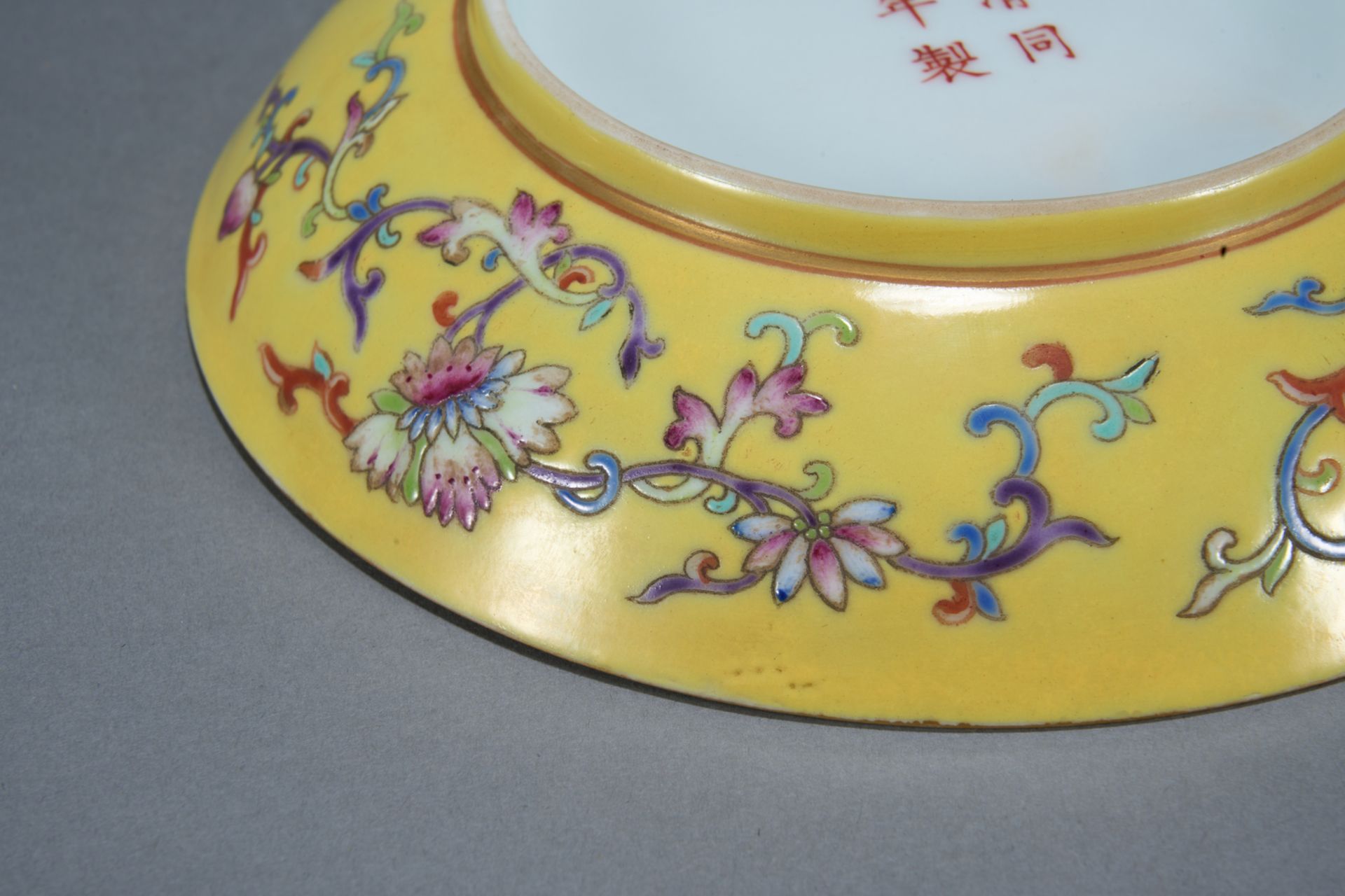 Paire de plats en porcelaine de la famille rose décorés en émaux polychromes sur couverte monochrome - Bild 6 aus 10