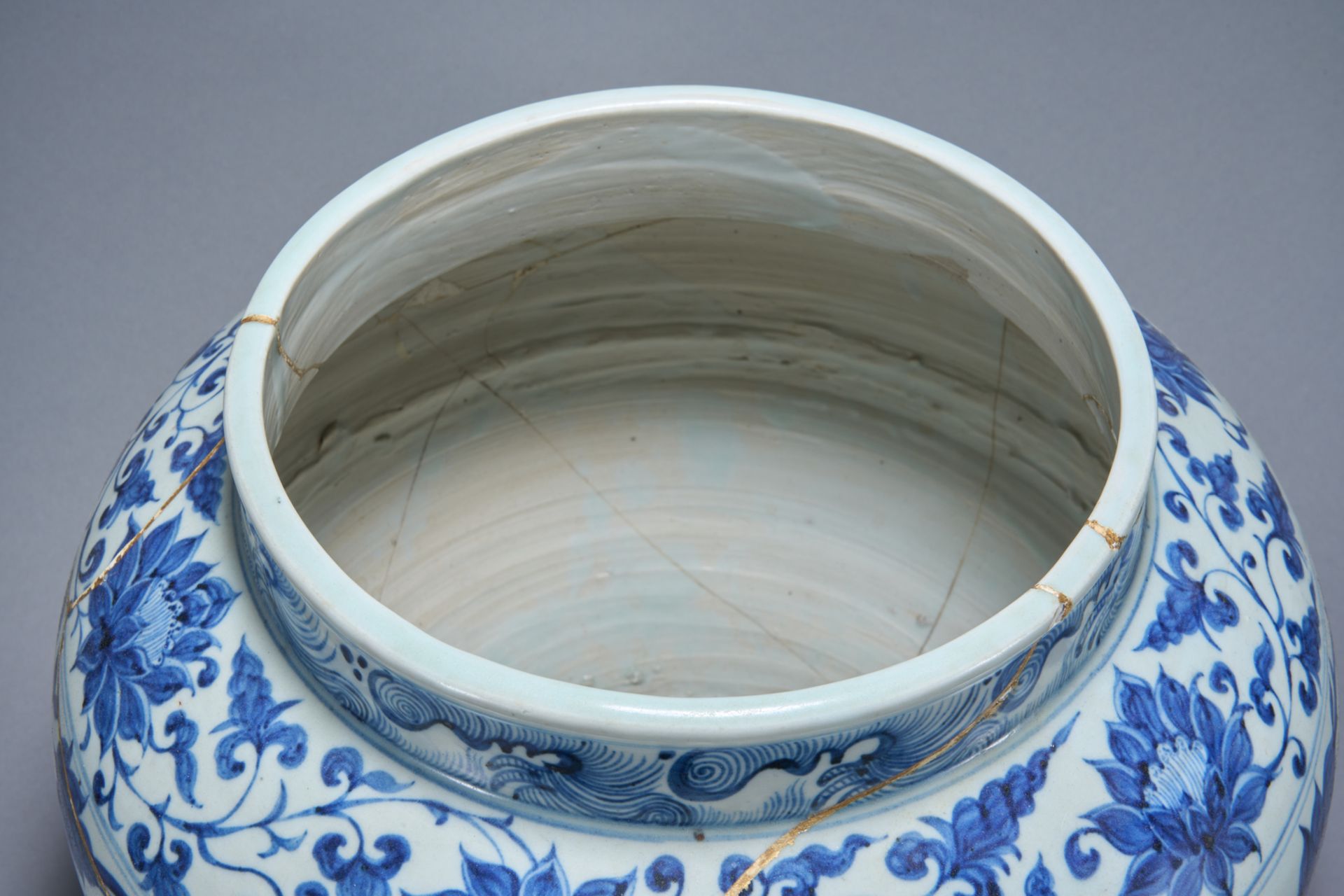 Jarre en porcelaine blanche, décoré en bleu cobalt, sous couverte de guirlandes de pivoines - Image 5 of 11