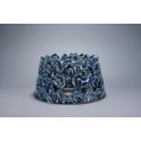Support, en forme de montagne sacrée en porcelaine à glaçure monochrome bleu cobalt Chine,