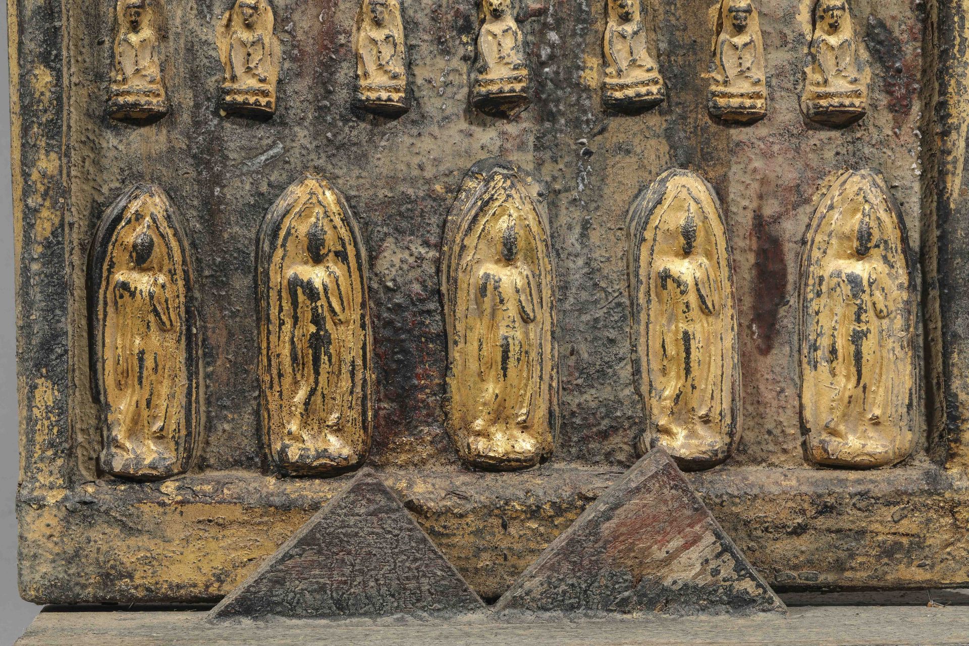 Tablette votive sculptée de nombreux médaillons de Buddhas appliqués Bois partiellement doré - Bild 4 aus 4