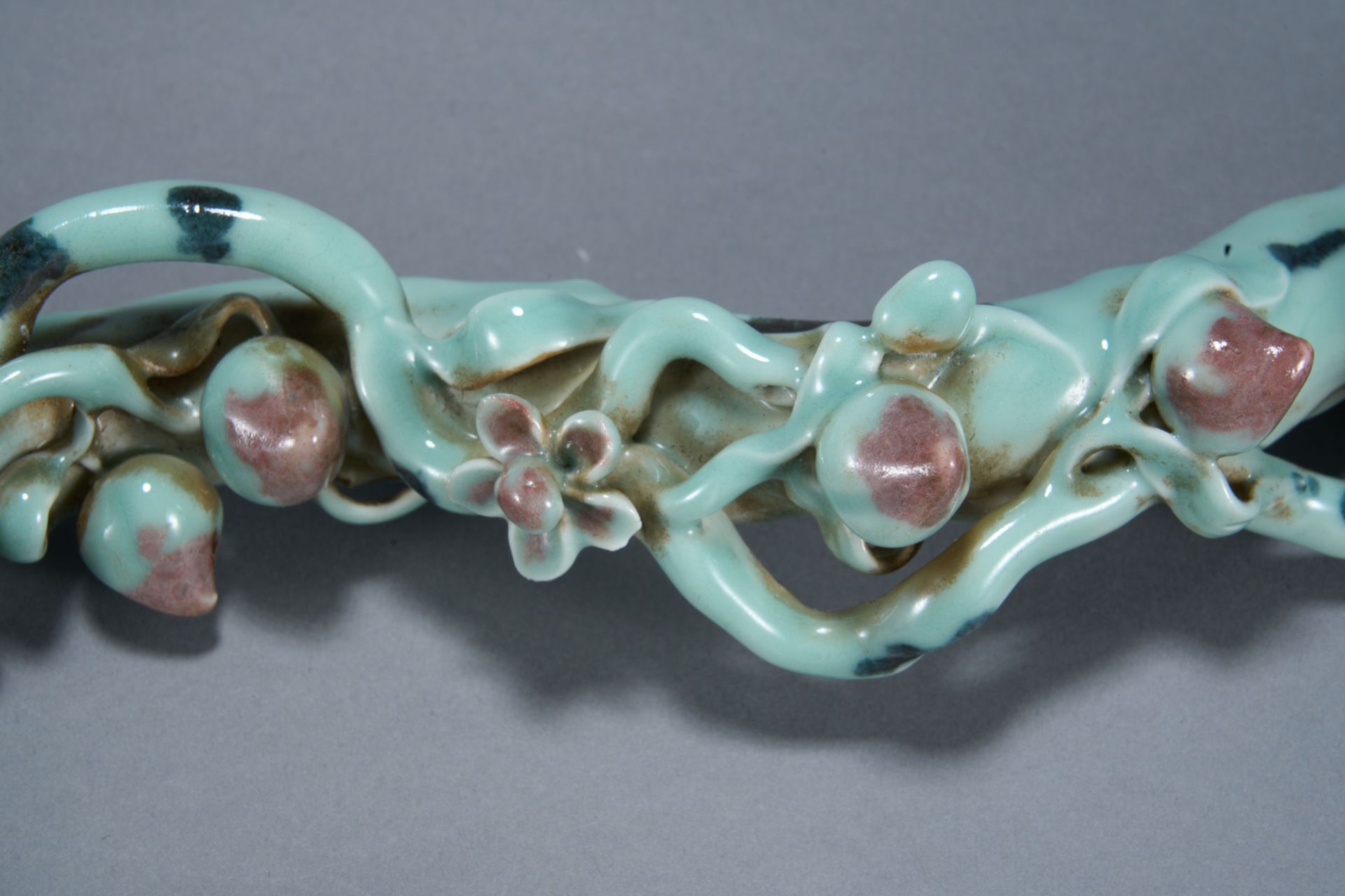 Sceptre Ruyi formant bâton noueux parsemé de pêche de longévité, en porcelaine à glaçure verte et - Image 6 of 6