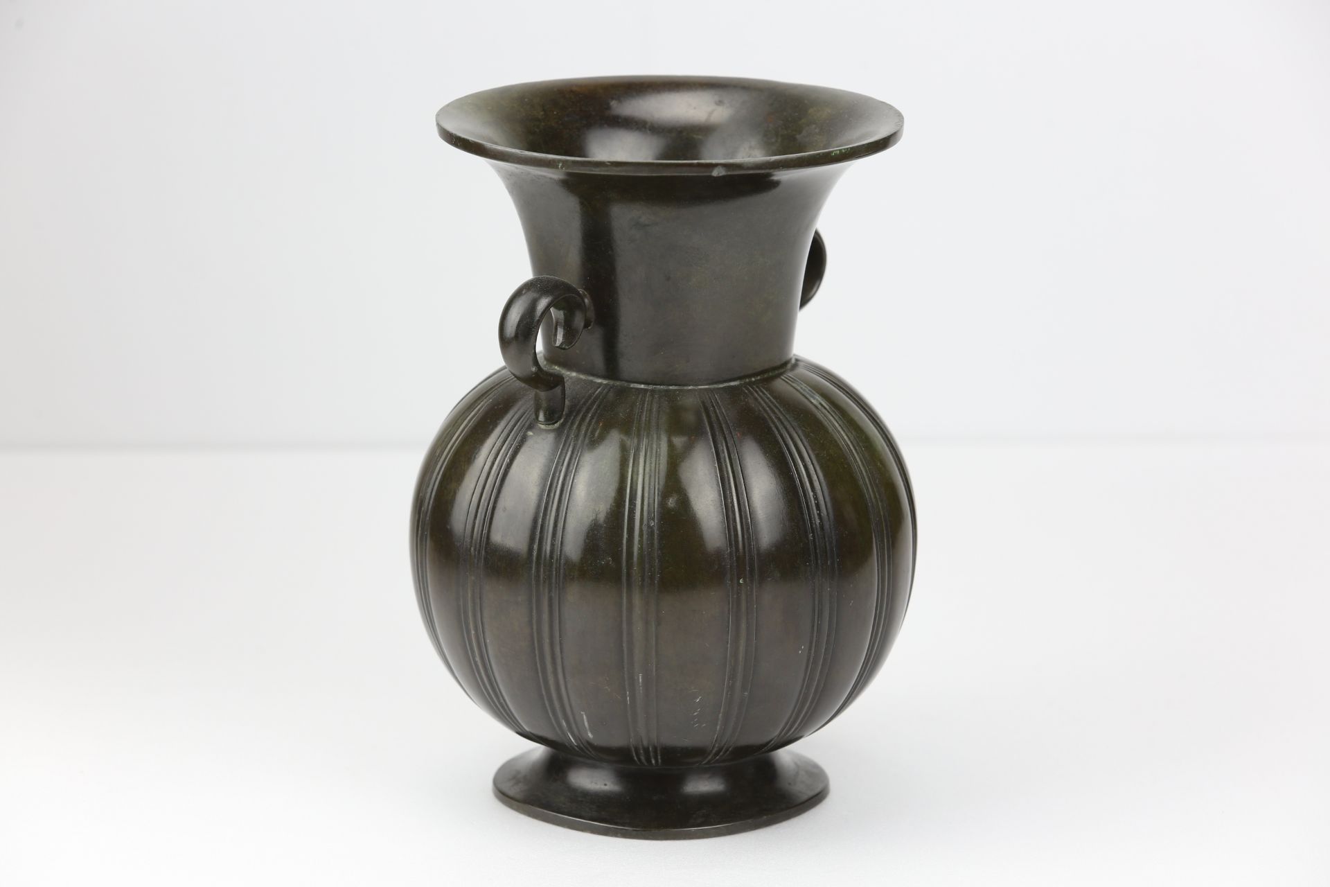 Vase à panse ovoïde godronnée, sur piédouche à large col évasé, sertie de deux anses à l ‘épaulement - Bild 3 aus 5