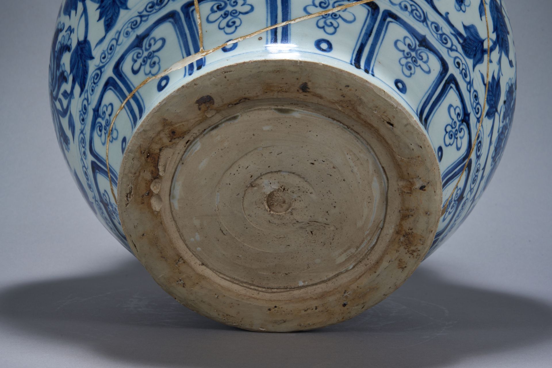 Jarre en porcelaine blanche, décoré en bleu cobalt, sous couverte de guirlandes de pivoines - Image 10 of 11