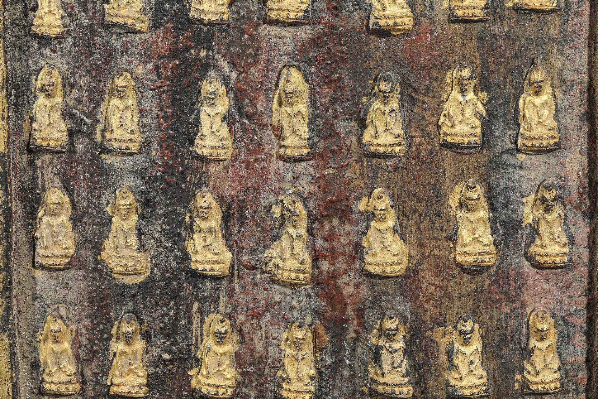 Tablette votive sculptée de nombreux médaillons de Buddhas appliqués Bois partiellement doré - Bild 3 aus 4