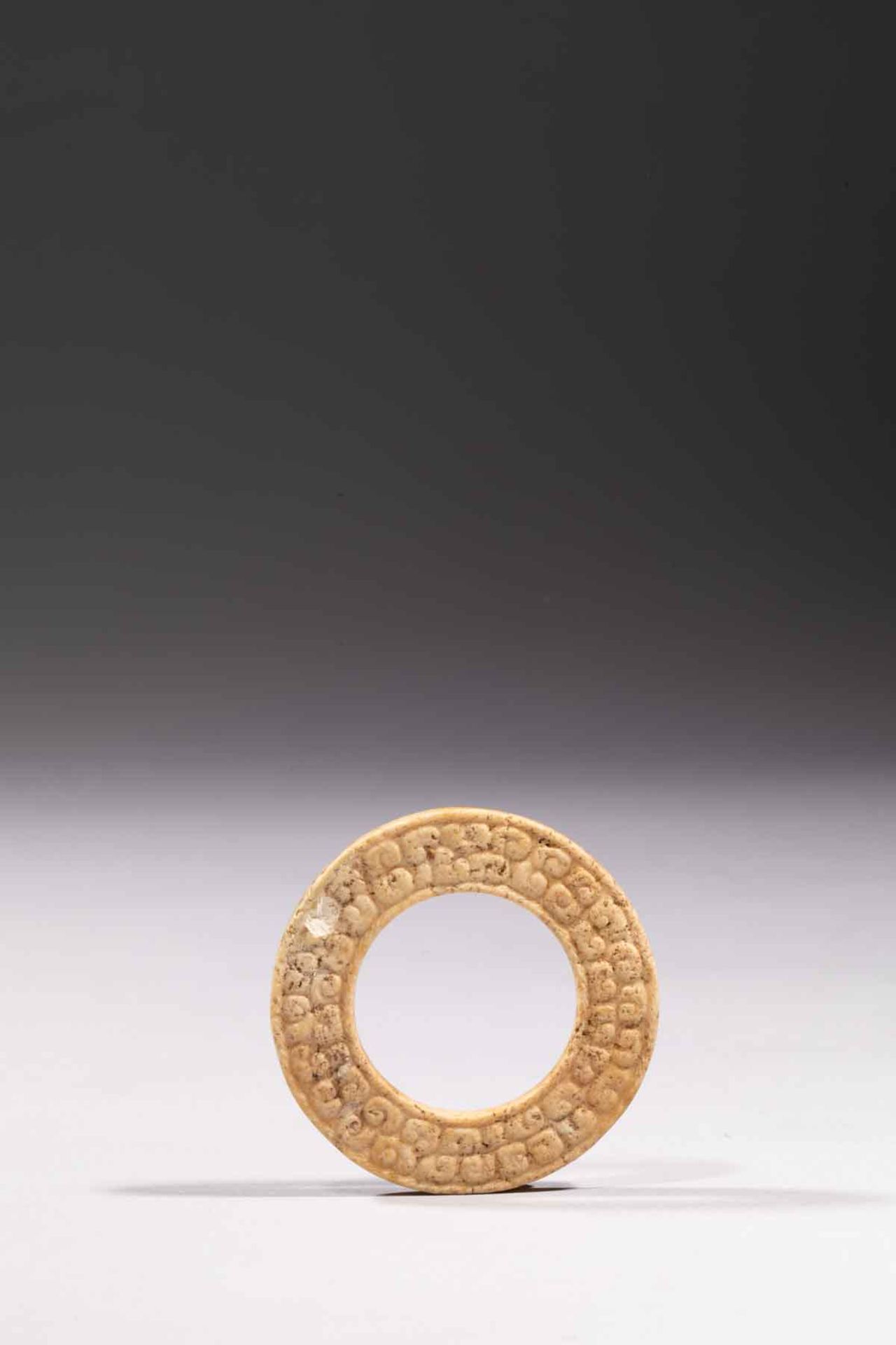 Disque « Bi » symbole du ciel ciselé de frise Leiwen Jade beige calcifié Chine Dynastie Printemps et - Bild 2 aus 6