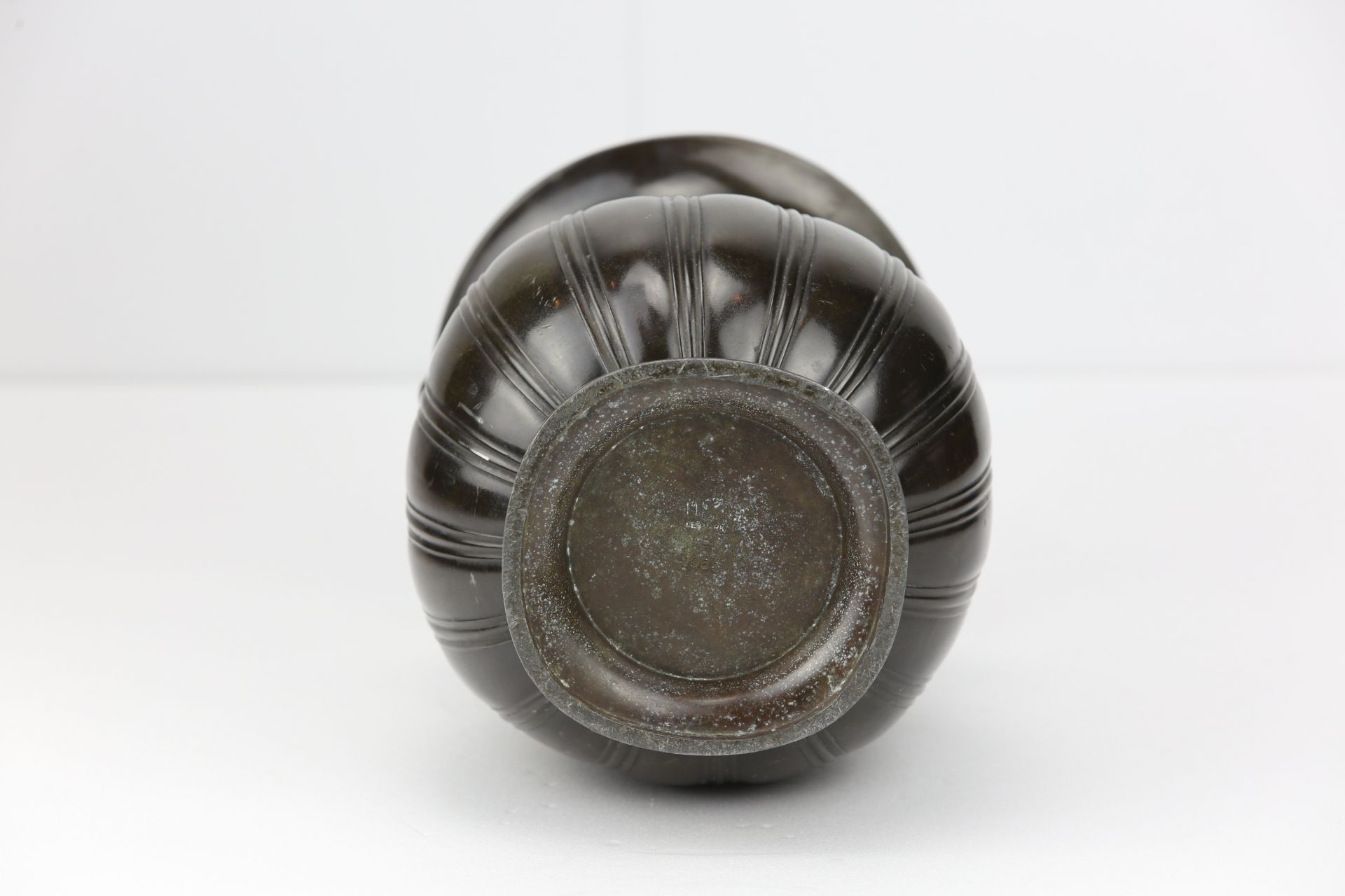 Vase à panse ovoïde godronnée, sur piédouche à large col évasé, sertie de deux anses à l ‘épaulement - Bild 4 aus 5