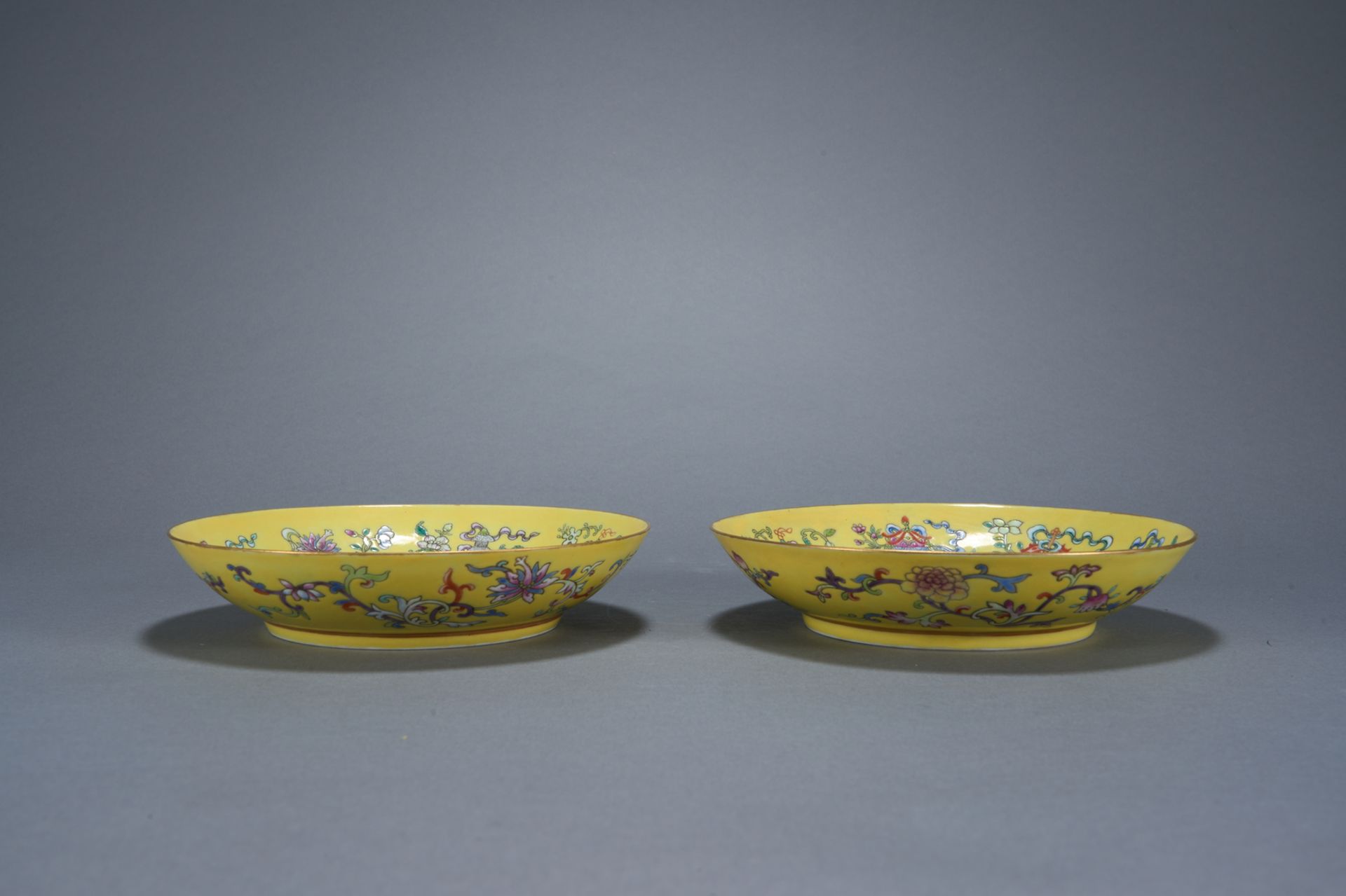 Paire de plats en porcelaine de la famille rose décorés en émaux polychromes sur couverte monochrome - Bild 10 aus 10
