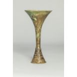 Vase de forme Gu à décor de type archaïsant Bronze à patine verte Chine Dynastie Song 960 à 1279
