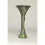 Vase de forme Gu à décor de type archaïsant Bronze à patine brune Chine Dynastie Song 960 à 1279