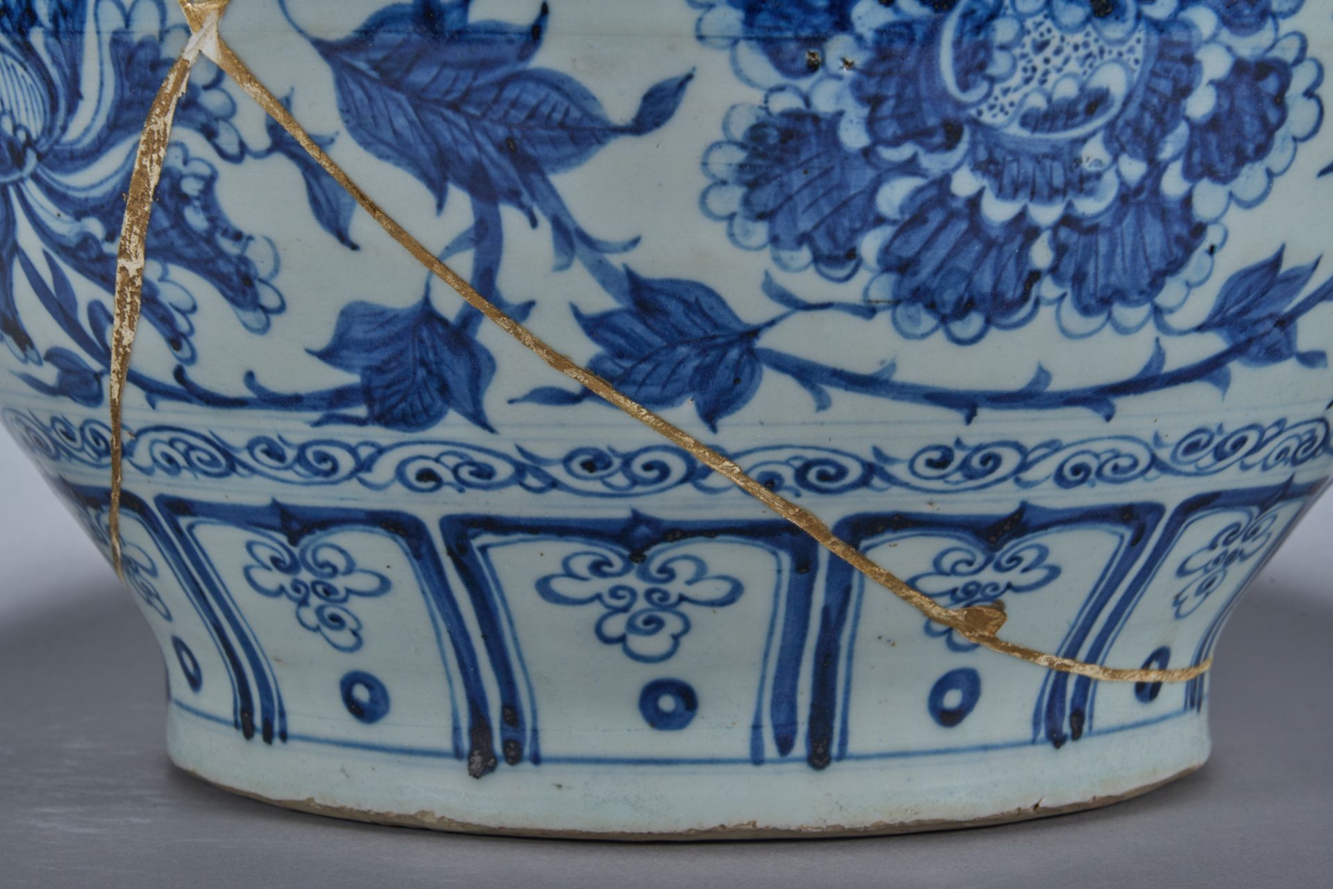 Jarre en porcelaine blanche, décoré en bleu cobalt, sous couverte de guirlandes de pivoines - Image 8 of 11