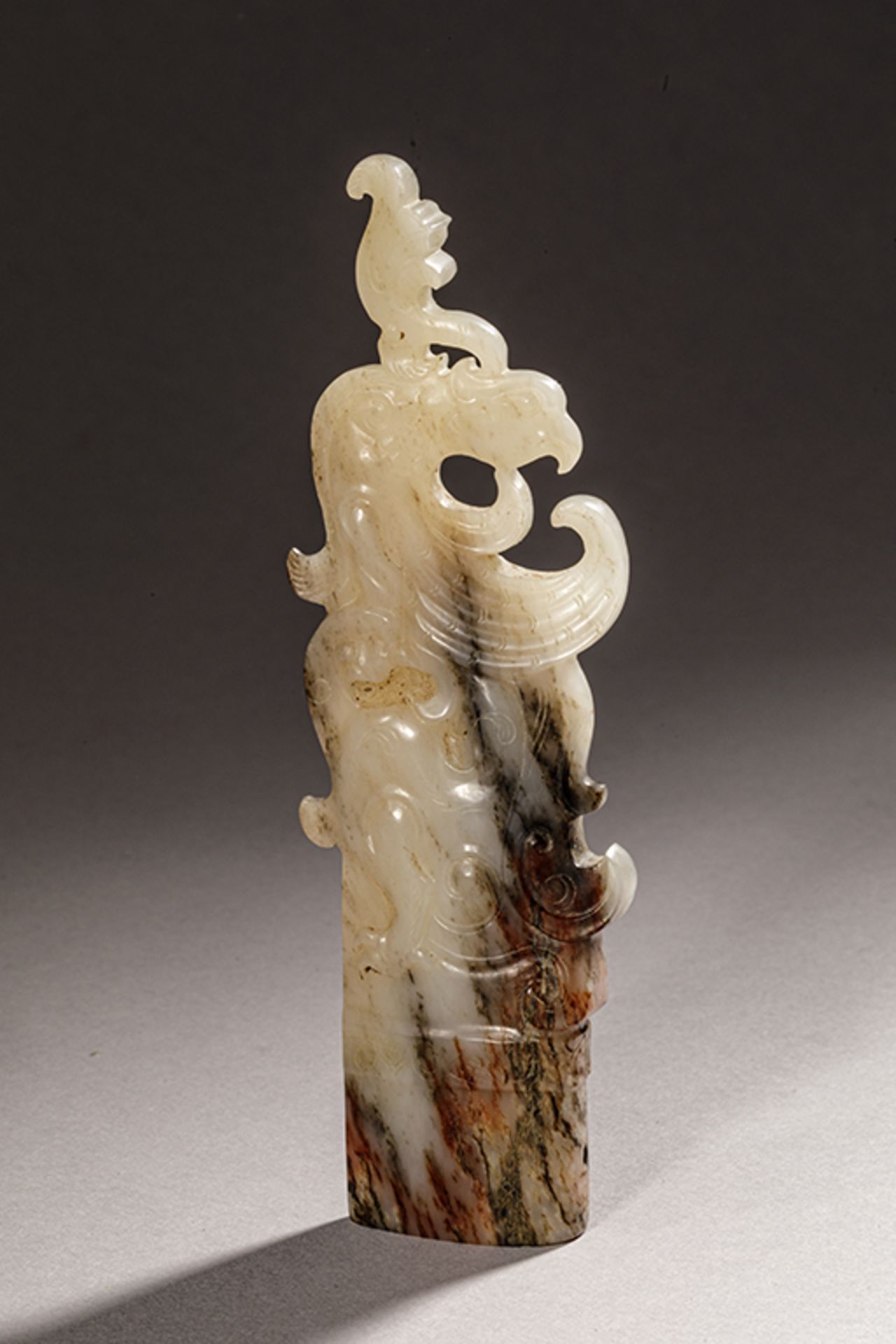 Pommeau à composition zoomorphe à tête de rapaces et motifs archaïques Jade miel et ambre Chine - Image 2 of 3