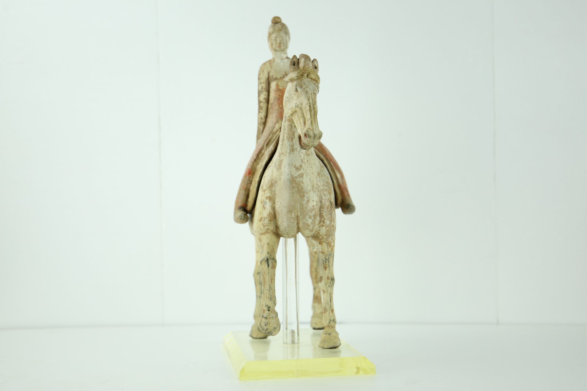Paire de cavaliers, masculin - féminin, la dame de cour vêtue d’une longue tunique à large manche et - Image 5 of 14