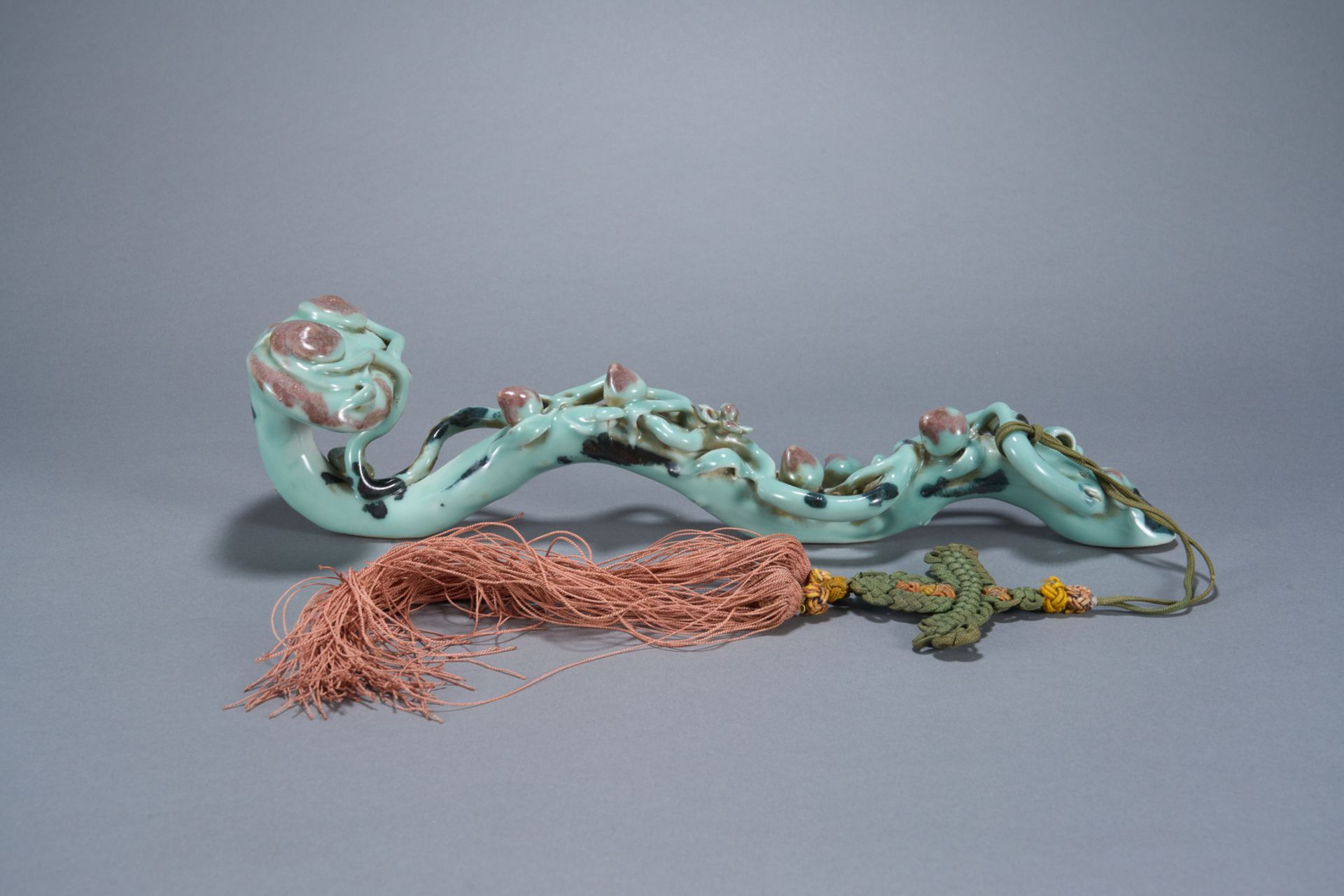 Sceptre Ruyi formant bâton noueux parsemé de pêche de longévité, en porcelaine à glaçure verte et - Image 2 of 6