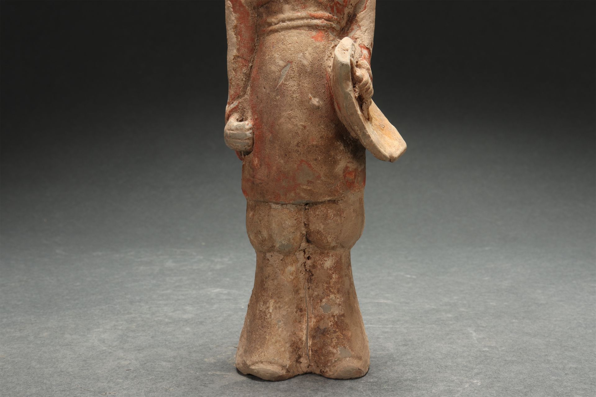 Fantassin vêtu d’une longue tunique et d’un pantalon, portant un bouclier Chine Dynastie Wei du nord - Image 4 of 9