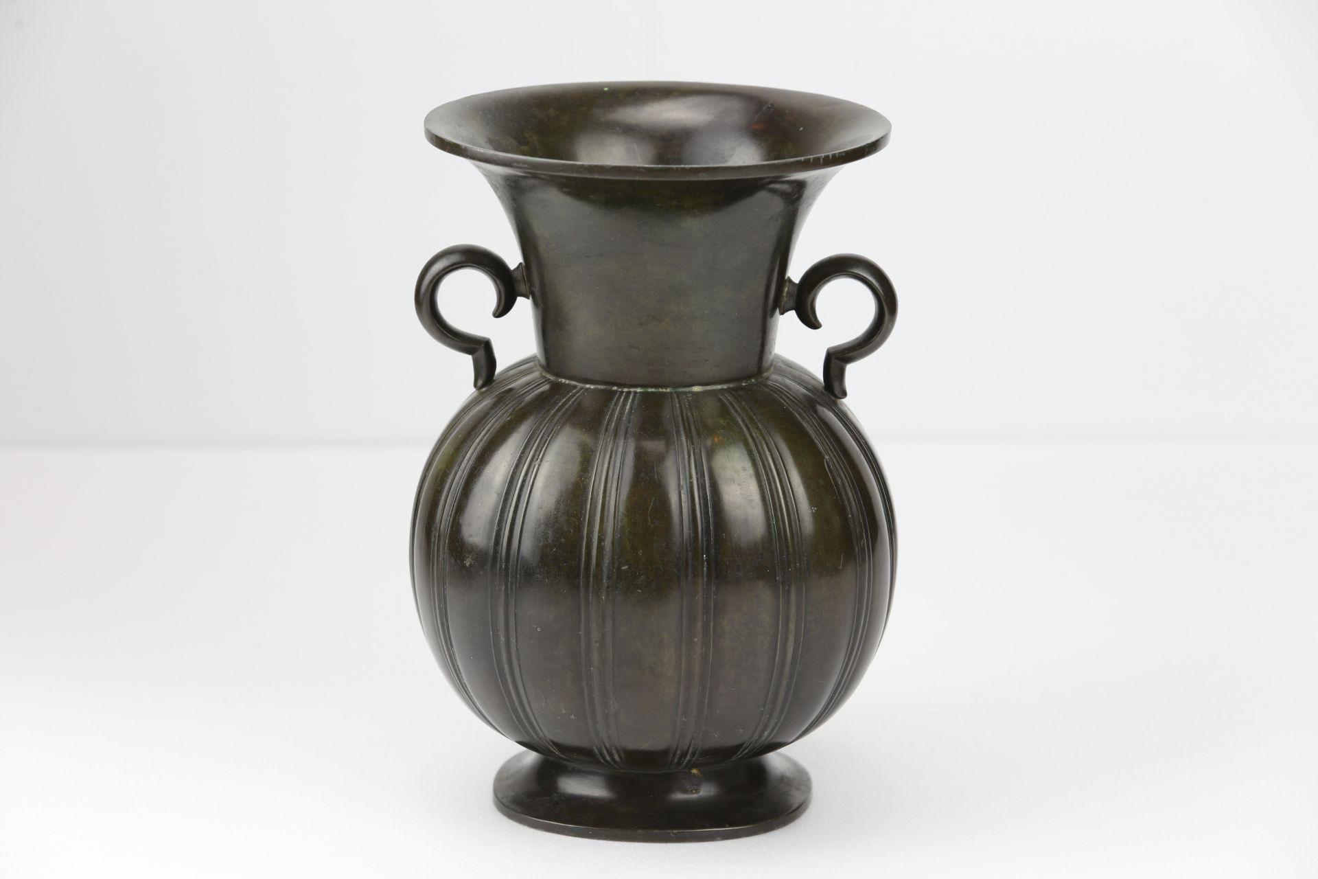 Vase à panse ovoïde godronnée, sur piédouche à large col évasé, sertie de deux anses à l ‘épaulement - Bild 2 aus 5