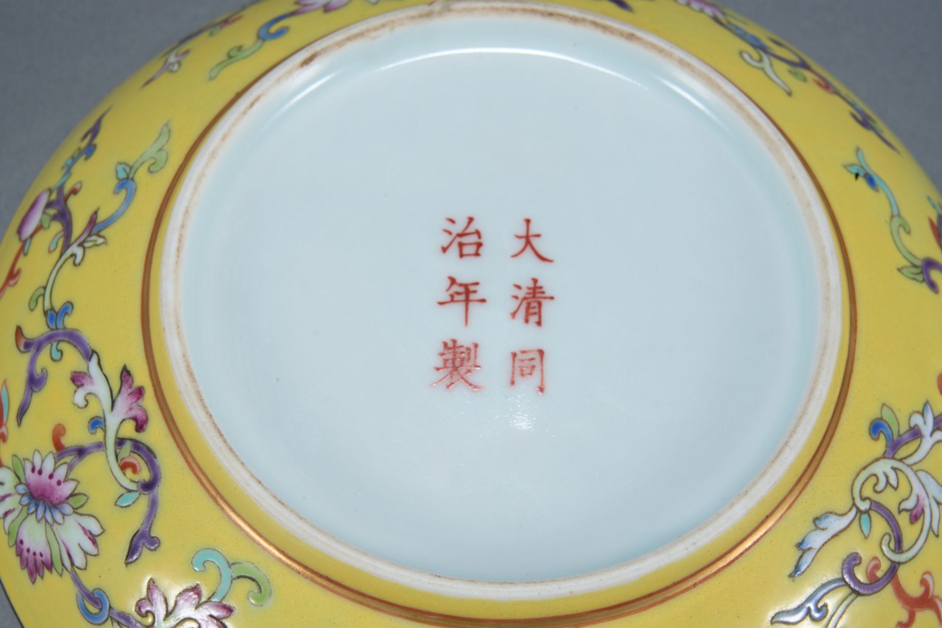 Paire de plats en porcelaine de la famille rose décorés en émaux polychromes sur couverte monochrome - Bild 4 aus 10