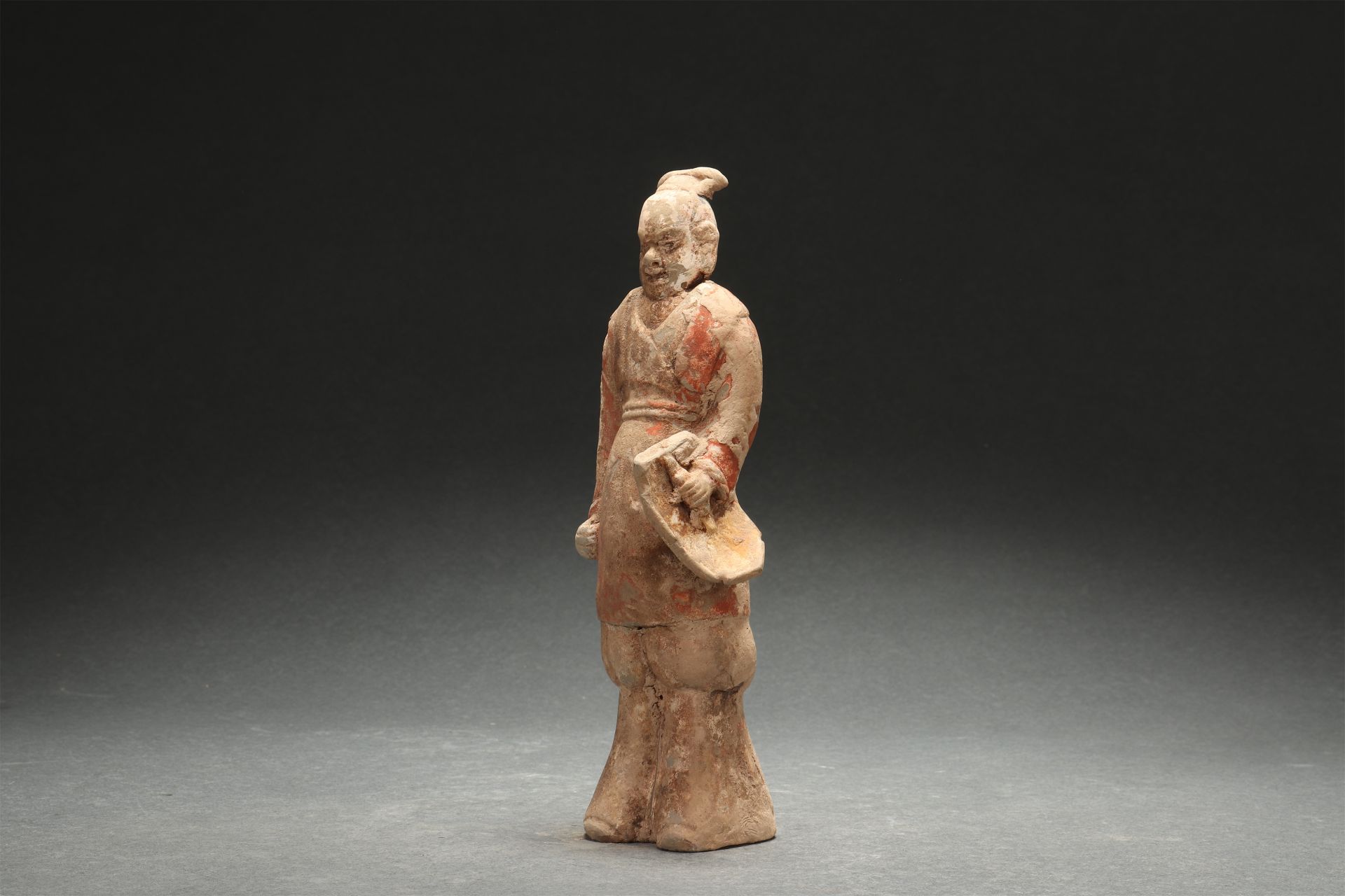 Fantassin vêtu d’une longue tunique et d’un pantalon, portant un bouclier Chine Dynastie Wei du nord - Image 6 of 9